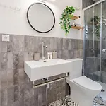 Stylish W/ Charming Terrace By Hostwise *