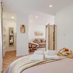Διαμέρισμα Stylish W/ Charming Terrace By Hostwise *