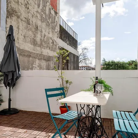 Hostwise - Stylish W/ Charming Terrace Apartment *