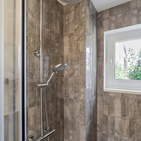 Hostwise - Stylish W/ Charming Terrace Apartment *