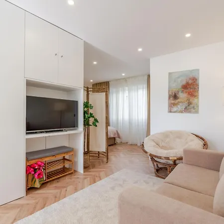 Apartment Hostwise - Stylish W/ Charming Terrace