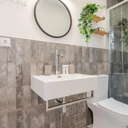 Hostwise - Stylish W/ Charming Terrace Apartment *