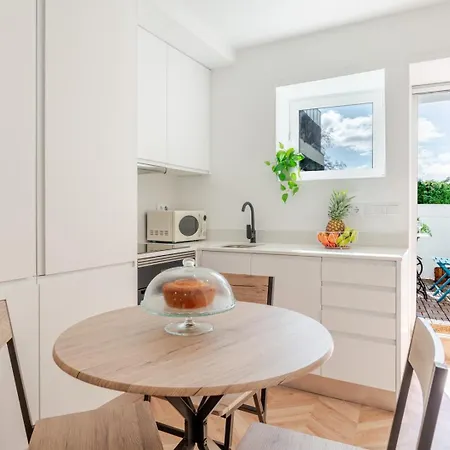 Apartment Hostwise - Stylish W/ Charming Terrace