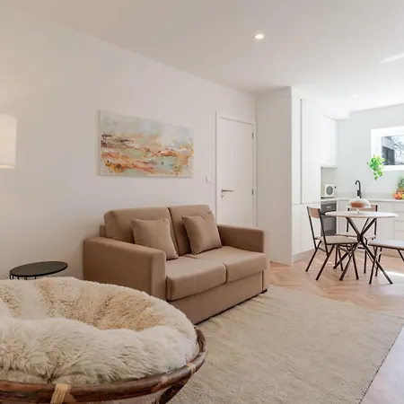 Hostwise - Stylish W/ Charming Terrace *