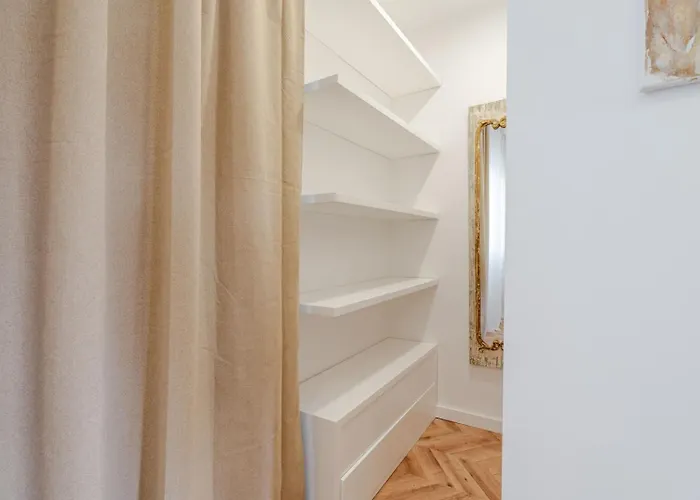 Stylish W/ Charming Terrace By Hostwise *