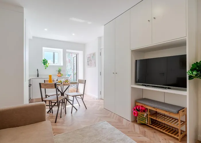 Apartman Stylish W/ Charming Terrace By Hostwise *