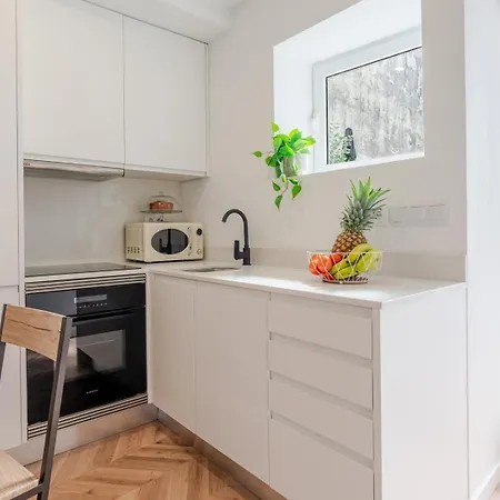 Stylish W/ Charming Terrace By Hostwise