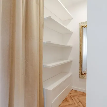 Stylish W/ Charming Terrace By Hostwise *