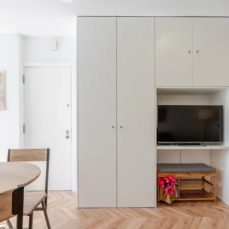 Stylish W/ Charming Terrace By Hostwise