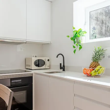 Stylish W/ Charming Terrace By Hostwise *