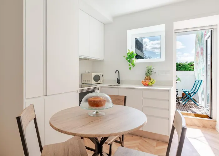 Appartamento Stylish W/ Charming Terrace By Hostwise